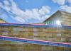 Foto von der Fassade des Stirlingbaus mit dem Geländer aus pinken und blauen Röhren.
