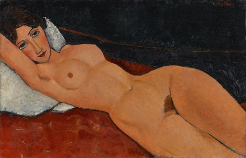 Eine Frau nackt auf dem Rücken auf einem Bett liegend