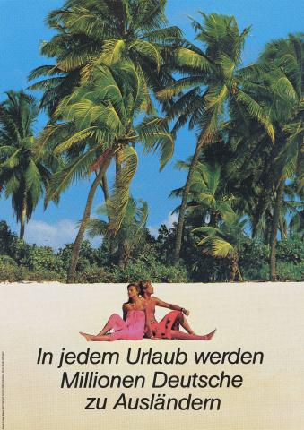 Päarchen sitz am Strand unter Palmen, darunter das Satz: In jedem Urlaub werden Millionen Deutsche zu Ausländern.