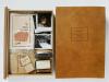 Holzbox mit Polaroidfotos, einer Dose mit Seife und anderen Gegenständen.  