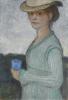 Portrait einer Frau mit Hut und gestreiftem Kleid. Sie hält einen Becher in der Hand.