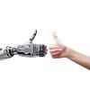 Zwei Hände mit Dauemn hoch, links eine mechanische Roboter Hand, rechts eine menschliche Hand. Auf weißem Hintergrund