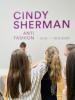 Mädchen stehen vor Slogan "Cindy Sherman"
