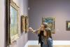 Eine Frau erklärt einem Kind ein Werk von Monet.