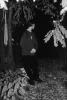 Schwarz-weiß Fotografie einer in der Nacht unter einem Baum stehenden Person.